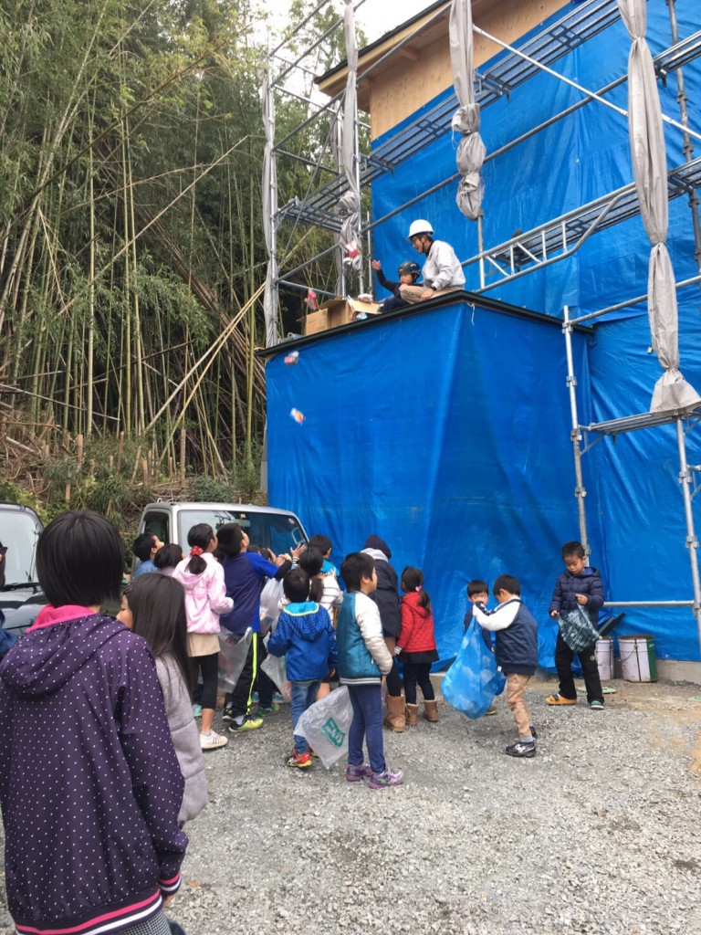 早島町新築工事　お菓子投げの写真②